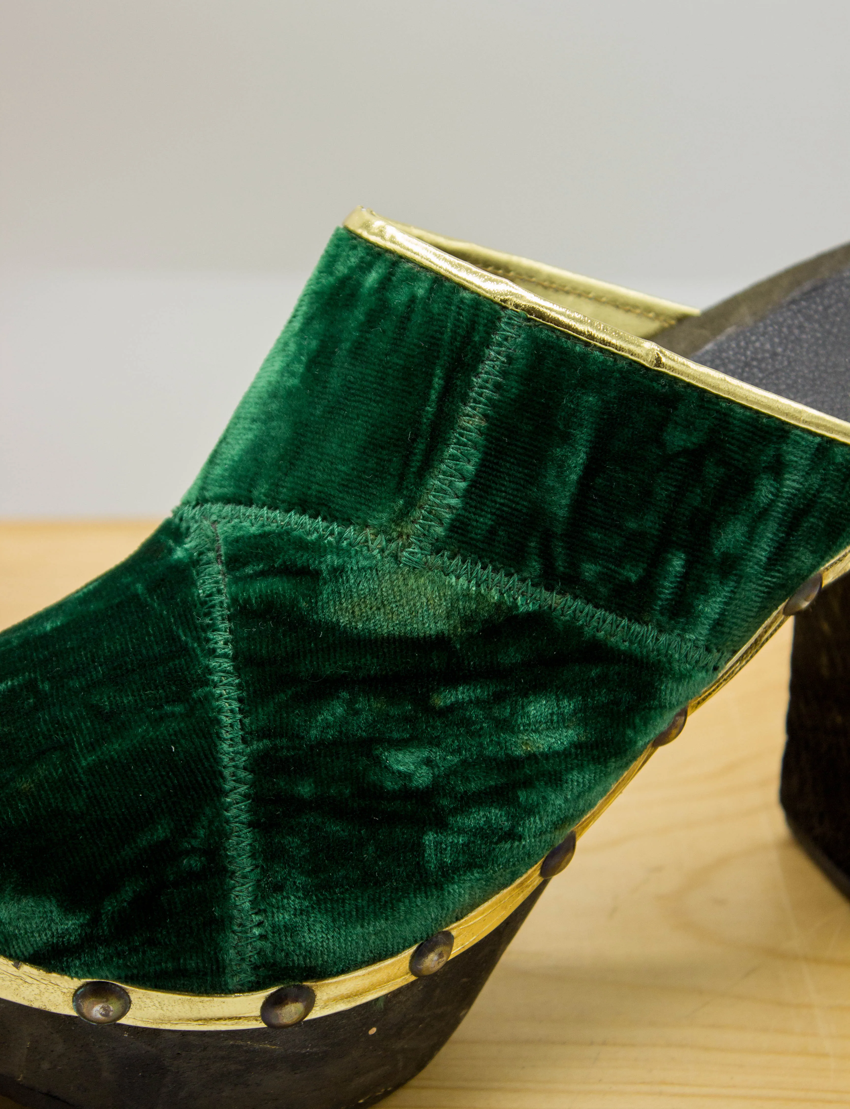 Vintage 70s NOS Green Velvet Platform Clogs Size 7.5