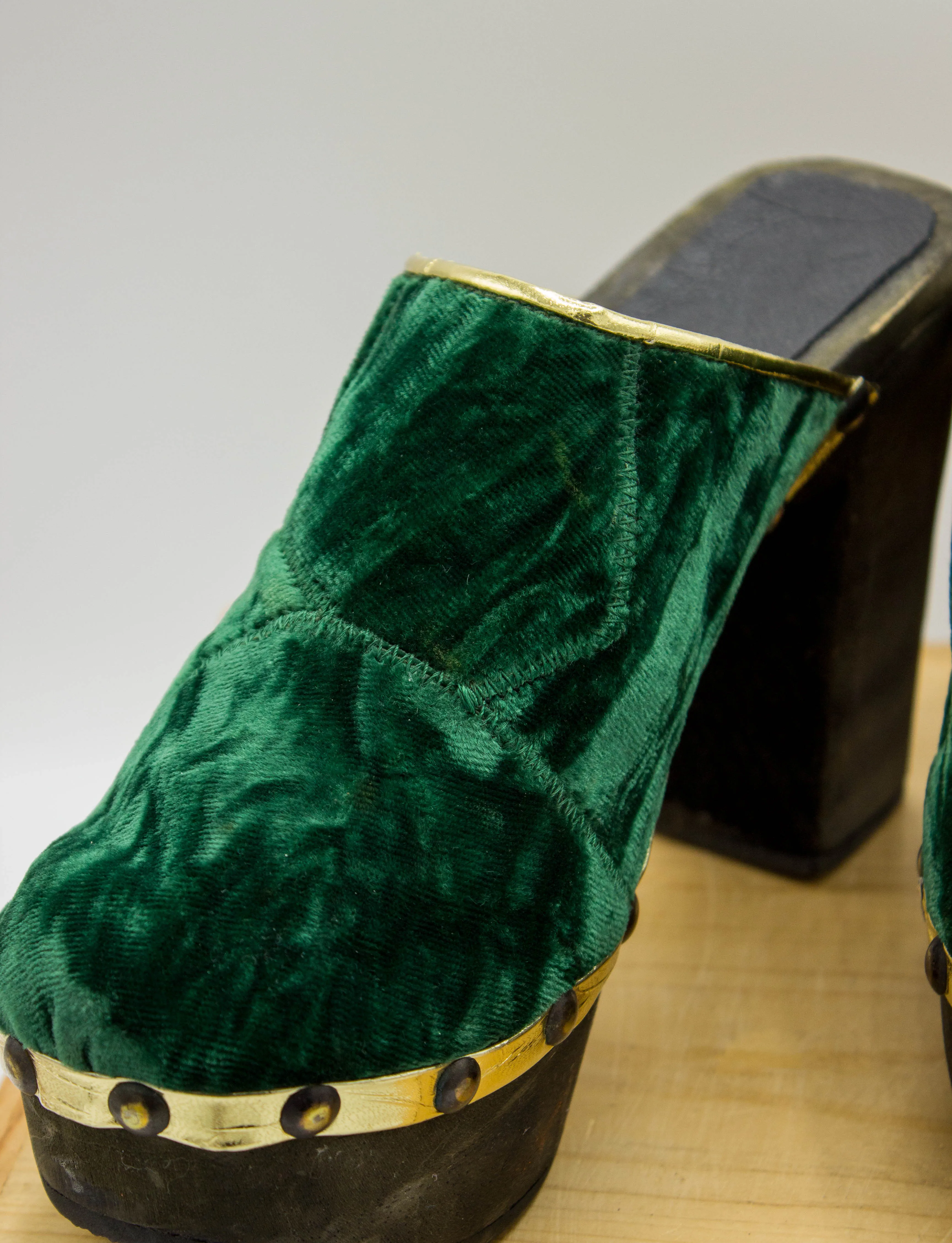 Vintage 70s NOS Green Velvet Platform Clogs Size 7.5